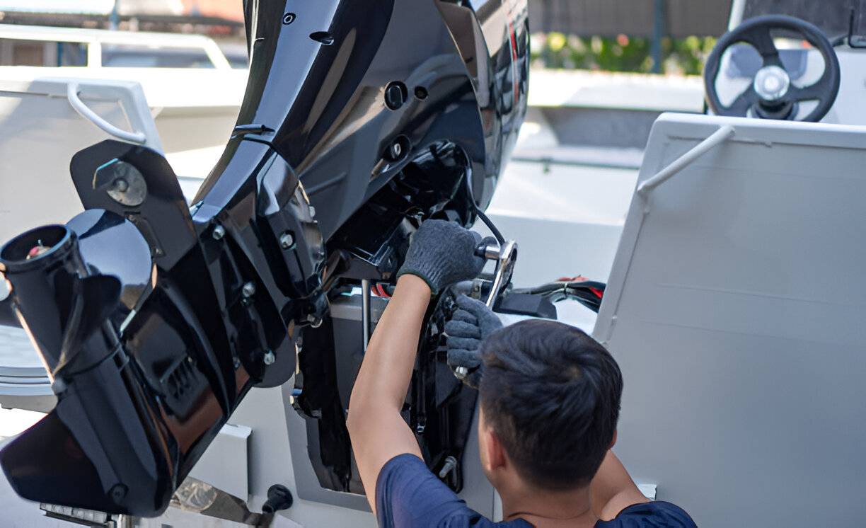Mechanic is installing speed boat engin